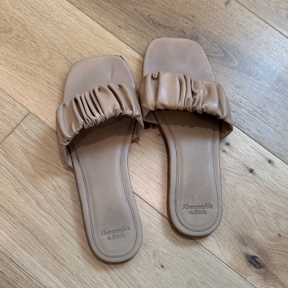 ✨ Abercrombie & Fitch Tan Ruched Slide Sandals✨
